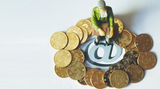 美股三大指数集体收跌 比特币跌破8.6万美元引发市场关注