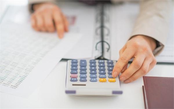 特朗普批评美联储主席并承诺将进行重大调整