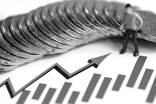 美联储官员：货币政策维持紧缩格局 未来仍有降息空间